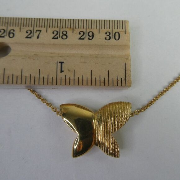 Amway Artistry Vintage Gold Tone Chain Necklace Butterfly Ribbed Slide Pendant - Picture 3 of 8